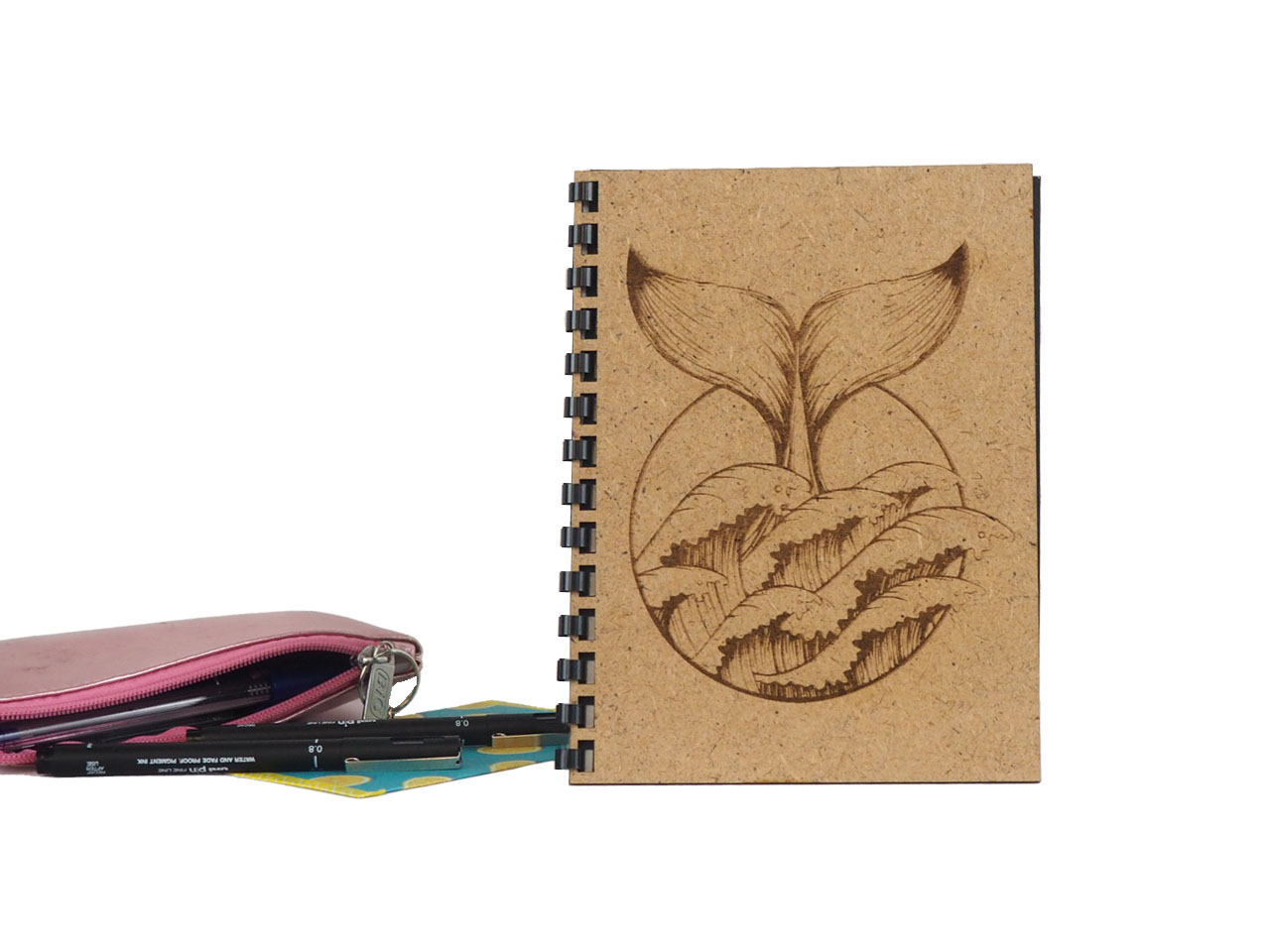 Cahier avec le dessin d'une queue de baleine