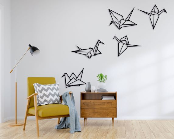 Oiseaux façon origami noirs à accrocher au mur. Ils sont détourés afin d'avoir un belle forme visible même sur un mur noir. Ici, nous les voyons accrochés à un mur de salon. Il y en a 5 de formes différentes.