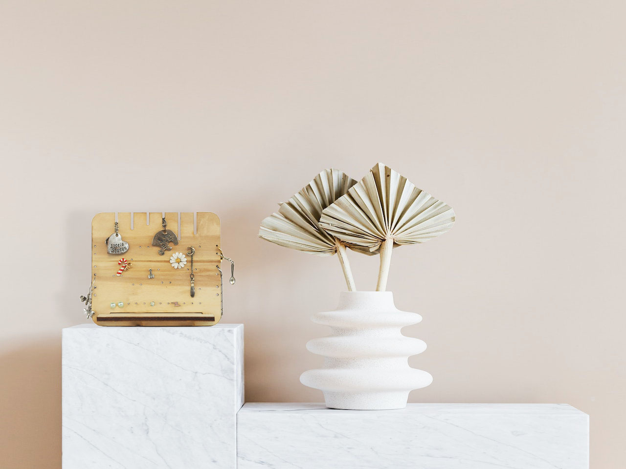 Mise en situation porte boucle d'oreille sur un meuble avec un vase à côté