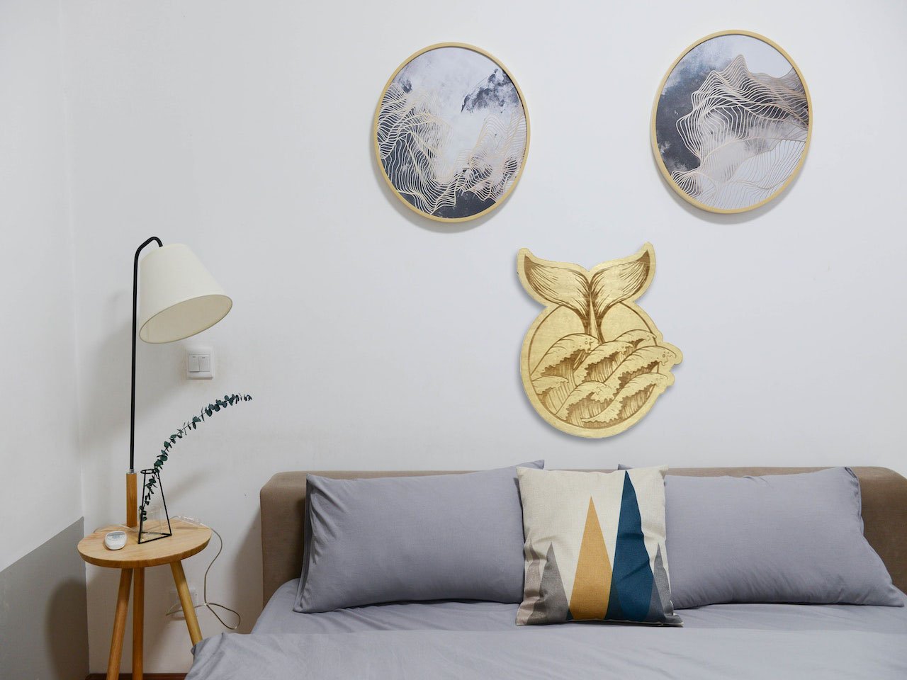 Queue de baleine accroche murale mise en situation accrochée au mur d'une chambre au dessus d'un lit